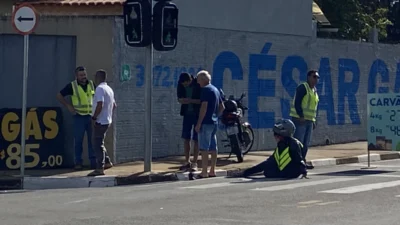 Moto se choca com lateral de veículo na Avenida da Saudade