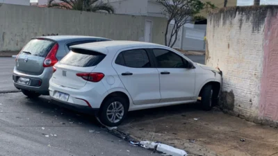 Mulher fica ferida após veículos se chocarem em esquina no bairro Bela Vista III