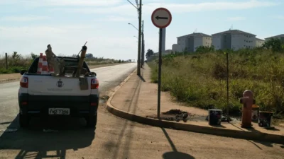 Vândalos invertem e quebram placa no cruzamento da Rua Jose Antonio Toselli com Monte Castelo
