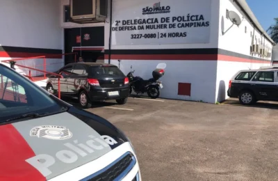 Homem invade padaria e esfaqueia ex-mulher
