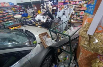 Veículo invade mercado em Hortolândia