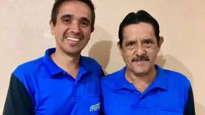 Pai e filho vivem experiência no dia a dia de trabalho na oficina