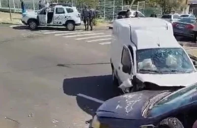 Dupla é presa após perseguição a veículo de entregas roubado