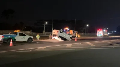 Duas vítimas ficam feridas após capotamento na Rodovia Professor Zeferino Vaz