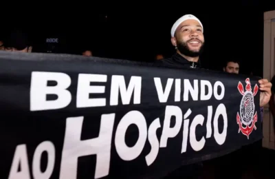Memphis Depay chega ao Brasil e acompanha virada heroica do Corinthians na Copa do Brasil