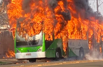 Ônibus articulado do transporte público pega fogo no Taquaral em Campinas