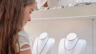 Pequena Lívia acompanha a mãe na criação de conteúdo para as redes sociais