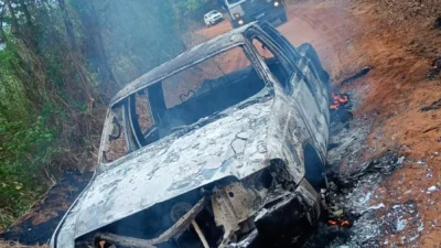 Caminhonete é encontrada em chamas em estrada rural