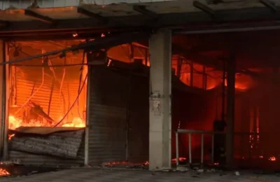 Incêndio atinge Shopping 25 de Março no Brás em São Paulo