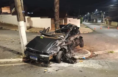 Carro em alta velocidade acerta árvore, mata adolescente e deixa mais dois feridos na Avenida João Aranha
