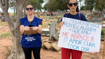 Muitos abraços compartilhados, acompanhados de desabafos, lágrimas e momentos de intensa comunhão em ação da Igreja Metodista Wesleyana