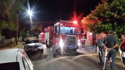 Defesa Civil de Cosmópolis e Corpo de Bombeiros combatem incêndio em residência abandonada