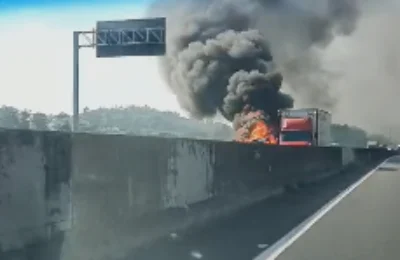 Caminhão carregado com chapas de PVC pega fogo na Rodovia Anhanguera, em Vinhedo