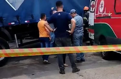 Carreta desgovernada invade imobiliária