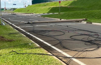 Caminhão enrosca em fiação, derruba postes e causa interrupções no fornecimento de energia no Jardim América