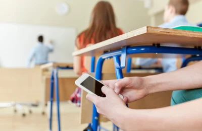 Ministério da Educação promove videoconferência sobre uso de celulares nas escolas