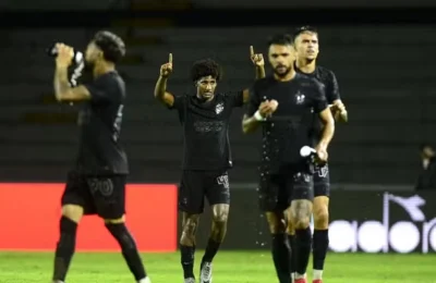 Em jogo marcado pela péssima condição do gramado, Corinthians bate a Ponte Preta com gol de Talles Magno