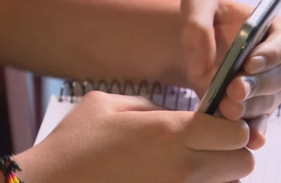Lula sanciona projeto que limita uso de celulares nas escolas; saiba o que muda com a nova norma