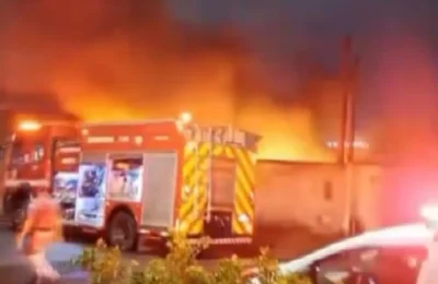 Incêndio atinge terreno e destrói veículos em AmericanaNenhuma casa ao redor foi atingida e ninguém ficou ferido.