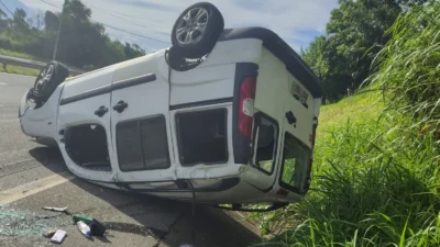 Fiat Doblô capota na SP-332; condutor é socorrido com ferimentos