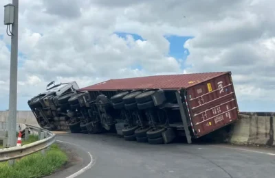 Carreta tomba em viaduto da Rodovia Zeferino Vaz, em Paulínia