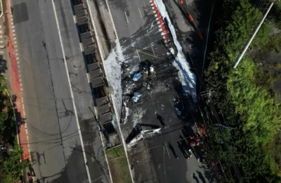 Avião de pequeno porte cai em São Paulo e atinge ônibus