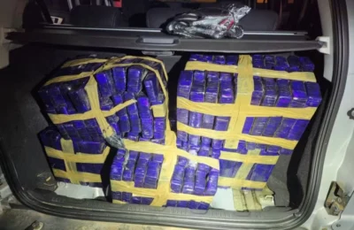 Motorista é presa com 100 kg de drogas escondidas dentro de porta-malas de carro