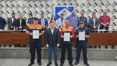 Câmara Municipal de Cosmópolis homenageia agentes por salvamento de bebês