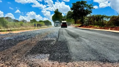 Depois de muitos pedidos e reclamações da população, a rua ao lado do Ginásio de Esportes finalmente foi pavimentada
