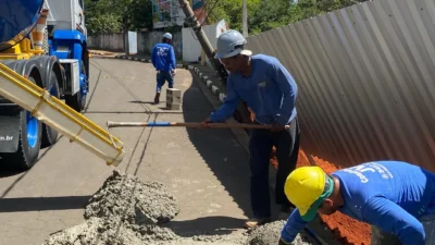 Queda de poste interdita trecho da Av. Centenário