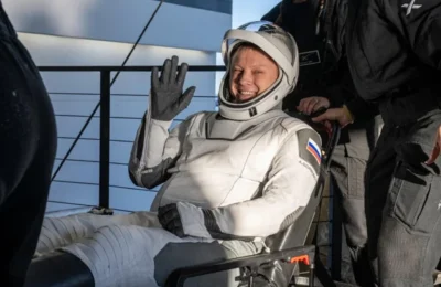 Astronautas “presos” no espaço retornam à terra após 9 meses do início da missão