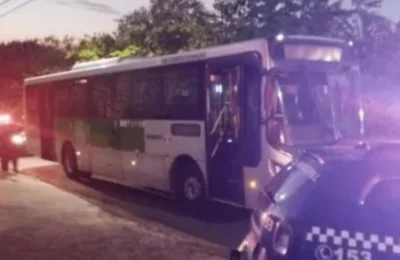 Ônibus é furtado após motorista estacionar o veículo para usar o banheiro