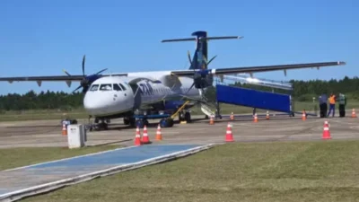 Passageiro tenta abrir saída de emergência e atrasa decolagem