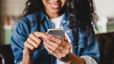 Mulheres jovens são mais suscetíveis a desenvolver ansiedade pelo uso excessivo do celular, segundo estudo