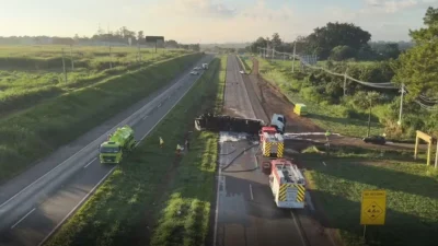 Caminhão-tanque tomba e causa bloqueio total na Rodovia Zeferino Vaz, por mais de 10 horas em Paulínia