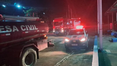 Incêndio atinge galpão da Globo Química e é controlado por equipes de emergência