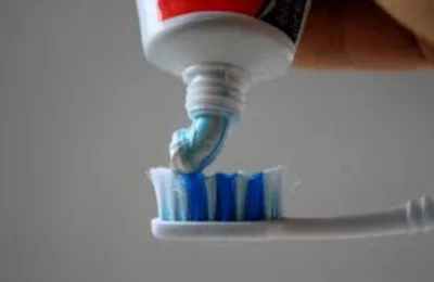 Anvisa retoma proibição do creme dental Colgate Total Clean Mint após relatos de reações adversas