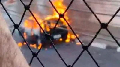 Carro pega fogo durante reparo e é destruído no bairro Cidade Alta