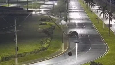 Acidente na Avenida José Lozano Araújo: Carro derruba três postes e causa interdição de trânsito