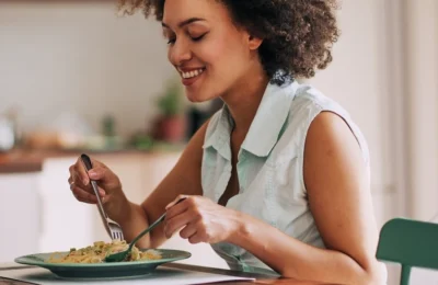 Comer devagar auxilia o sistema digestivo