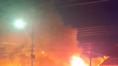 Incêndio atinge casa na rua Luiz Leflock nesta quinta-feira (24)