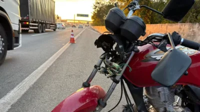 Acidente entre caminhão, carro e moto deixa duas pessoas gravemente feridas na Dom Pedro