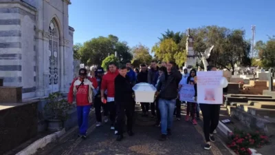 Com protesto pedindo justiça e homenagens, o corpo da adolescente de 15, anos assassinada em Hortolândia, foi enterrado na manhã do domingo