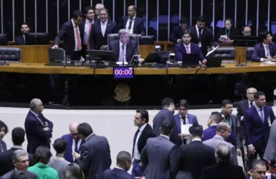 Câmara aprova texto-base de projeto que cria 160 cargos comissionados no STF