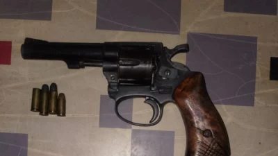 Homem é preso por porte ilegal de arma de fogo em praça pública