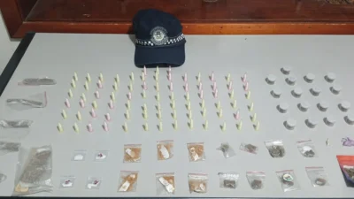 Guarda Municipal apreende drogas após suspeito fugir e dispensar sacola em telhado