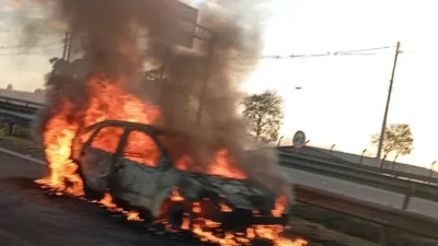 Veículo pega fogo próximo ao pedágio da Zeferino Vaz nesta sexta-feira (11)