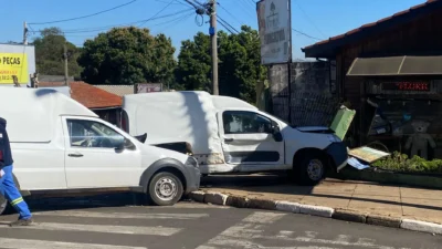 Carro invade floricultura após acidente no centro de Cosmópolis