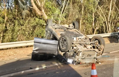 Motorista fica ferido em capotamento na Zeferino Vaz