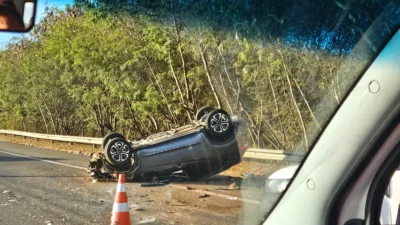 Capotamento na Zeferino Vaz deixa motorista ferido em Cosmópolis